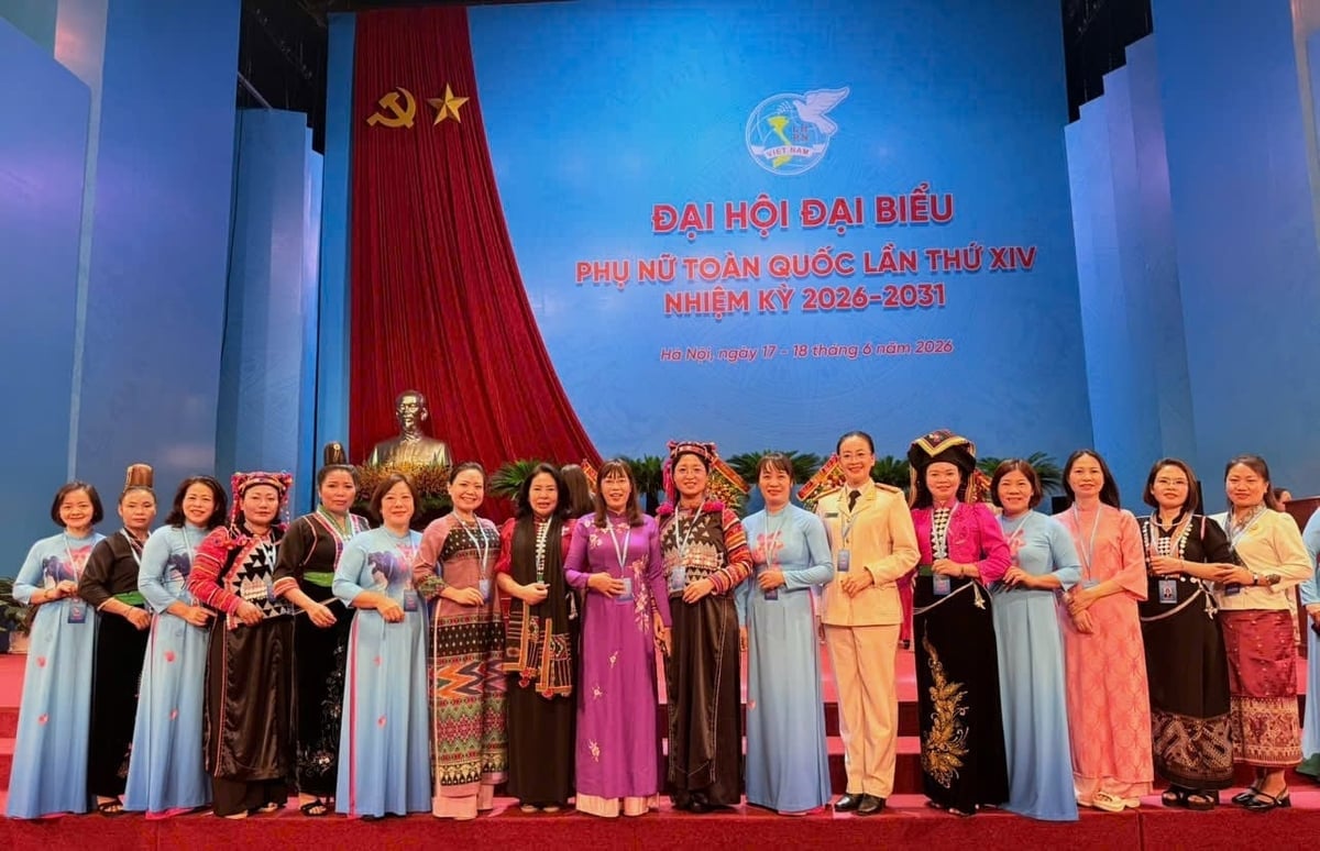 A Sra. Cao Thi Tuyet Lan, membro do Comitê Permanente do Comitê Provincial do Partido e vice-presidente permanente do Conselho Popular da Província de Dien Bien (9ª da esquerda para a direita, vestindo um ao dai roxo), posa para uma foto comemorativa com a Delegação Feminina da Província de Dien Bien no 14º Congresso Nacional de Mulheres. Foto: PNĐB. Bà Cao Thị Tuyết Lan, Ủy viên BTV Tỉnh ủy, Phó Chủ tịch Thường trực HĐND tỉnh Điện Biên (đứng thứ 9 từ phái bên trái sang (áo dài tím)) chụp ảnh lưu niệm cùng Đoàn đại biểu Phụ nữ tỉnh Điện Biên tại Đại hội đại biểu Phụ nữ toàn quốc lần thứ XIV. Ảnh: PNĐB.