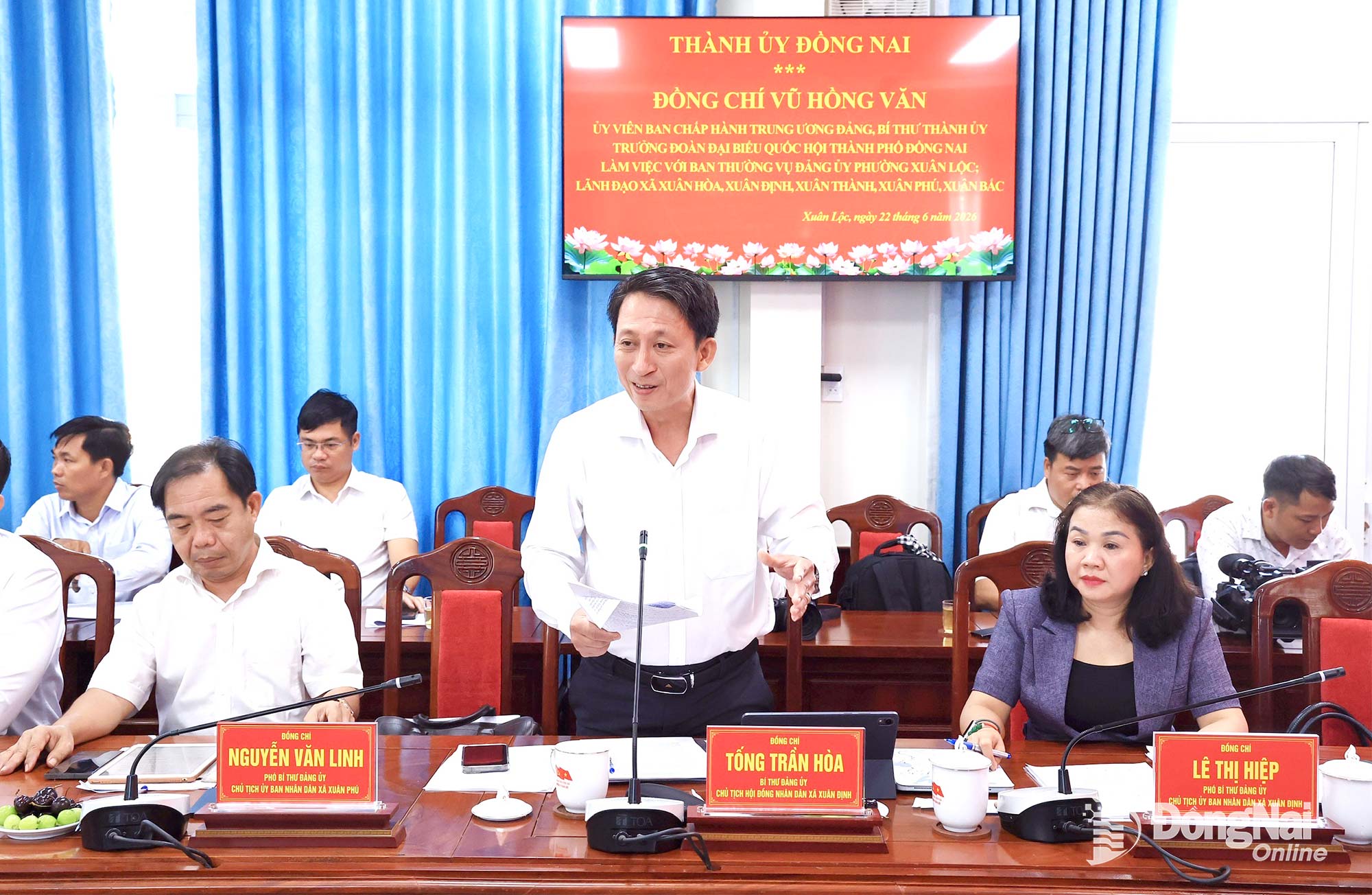 Bí thư Đảng ủy, Chủ tịch UBND xã Xuân Định Tống Trần Hòa báo cáo tại buổi làm việc. Ảnh: Công Nghĩa&nbsp;