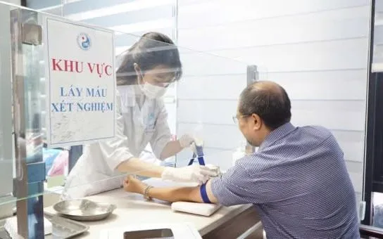การตรวจสุขภาพเป็นประจำช่วยให้ตรวจพบและรักษาโรคไขมันพอกตับได้ตั้งแต่ระยะเริ่มต้นและมีประสิทธิภาพ Khám sức khỏe định kỳ giúp phát hiện sớm và điều trị hiệu quả gan nhiễm mỡ.