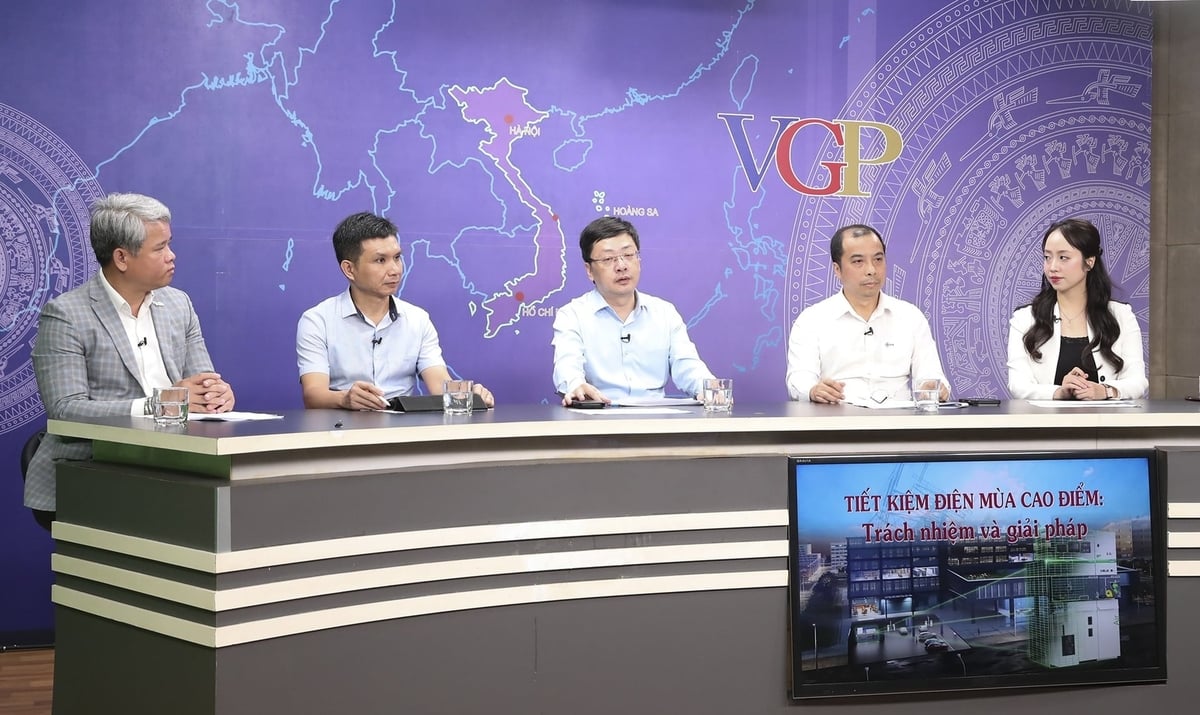 ผู้เข้าร่วมประชุมร่วมอภิปรายในงานสัมมนาหัวข้อ Các đại biểu tham gia trao đổi tại Tọa đàm với chủ đề 'Tiết kiệm điện mùa cao điểm: Trách nhiệm và giải pháp'. Ảnh: Thành Trung.