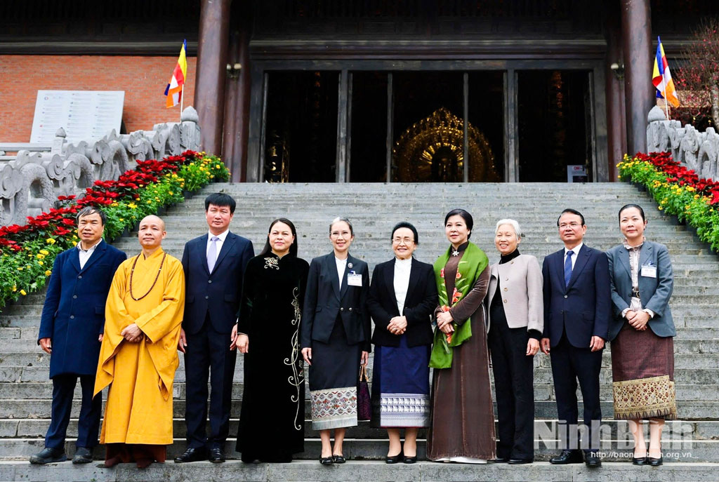ベトナム共産党書記長の妻とラオス人民民主共和国書記長兼大統領の妻が