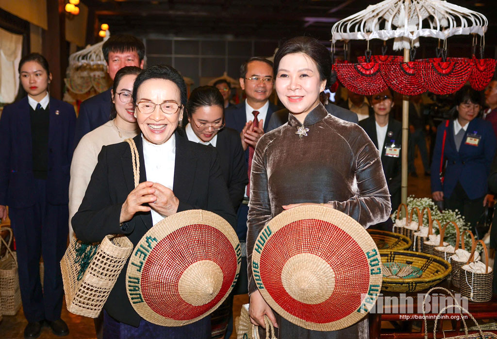 ベトナム共産党書記長の妻とラオス人民民主共和国書記長兼大統領の妻が