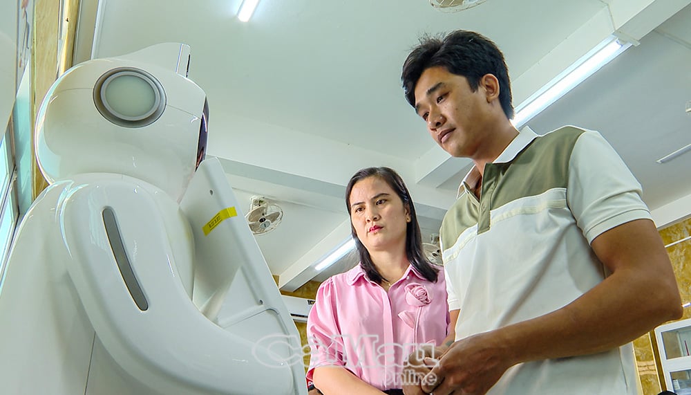 Model resepsionis berbasis AI dan robot di Pusat Pelayanan Administrasi Publik Komune Vinh Phuoc membantu masyarakat mempersingkat waktu yang dibutuhkan untuk menyelesaikan prosedur administrasi. Foto: ANH TUAN