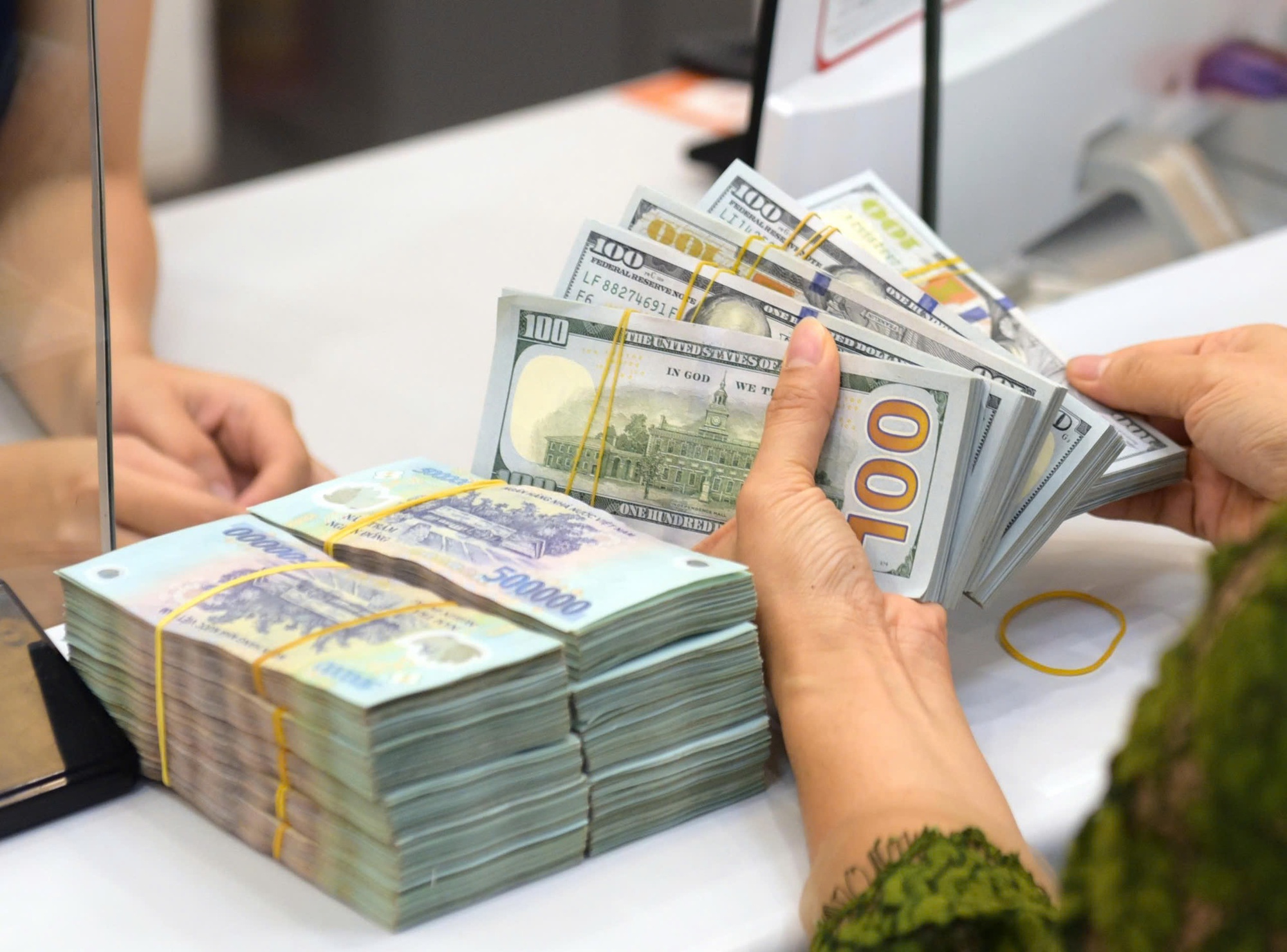 Vàng giằng co, tỷ giá ổn định bất chấp nhập siêu- Ảnh 2.