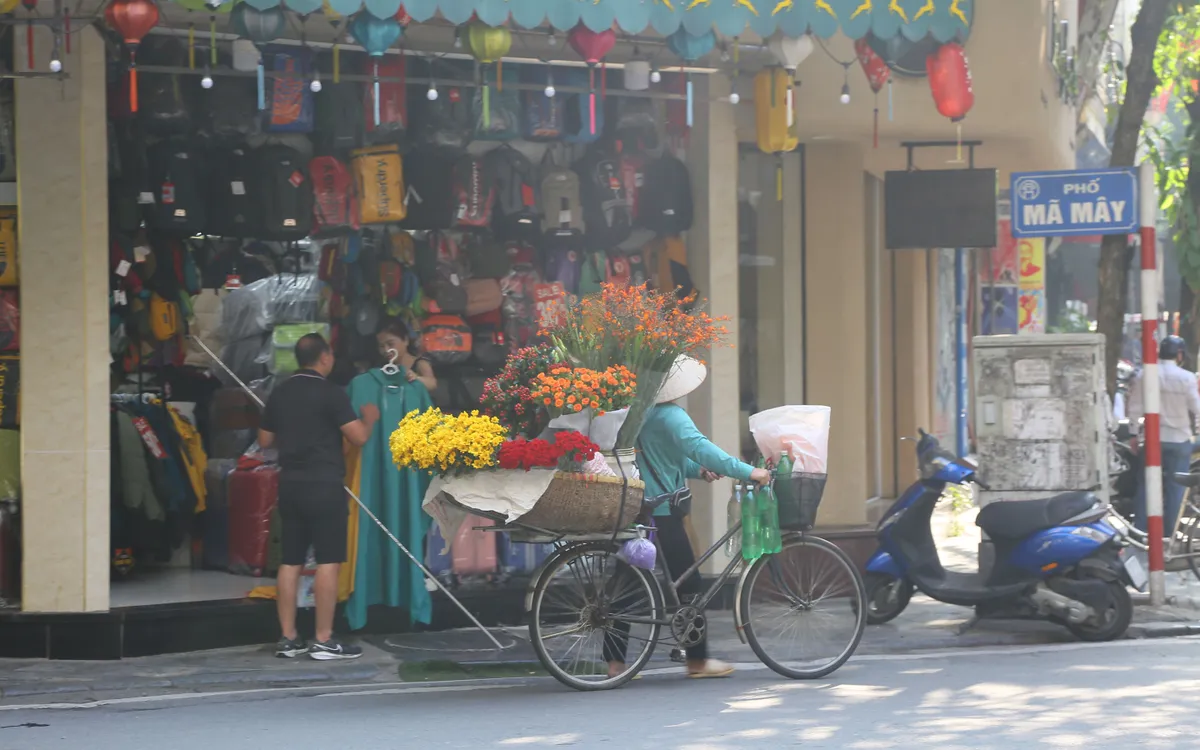 Dự thảo Nghị quyết của HĐND thành phố Hà Nội về việc thí điểm quản lý, khai thác và sử dụng tạm thời một phần lòng đường, vỉa hè ngoài mục đích giao thông để kinh doanh, phát triển kinh tế đô thị và kinh tế đêm đang thu hút sự quan tâm lớn của nhiều người dân. Ảnh: Hải Hưng
