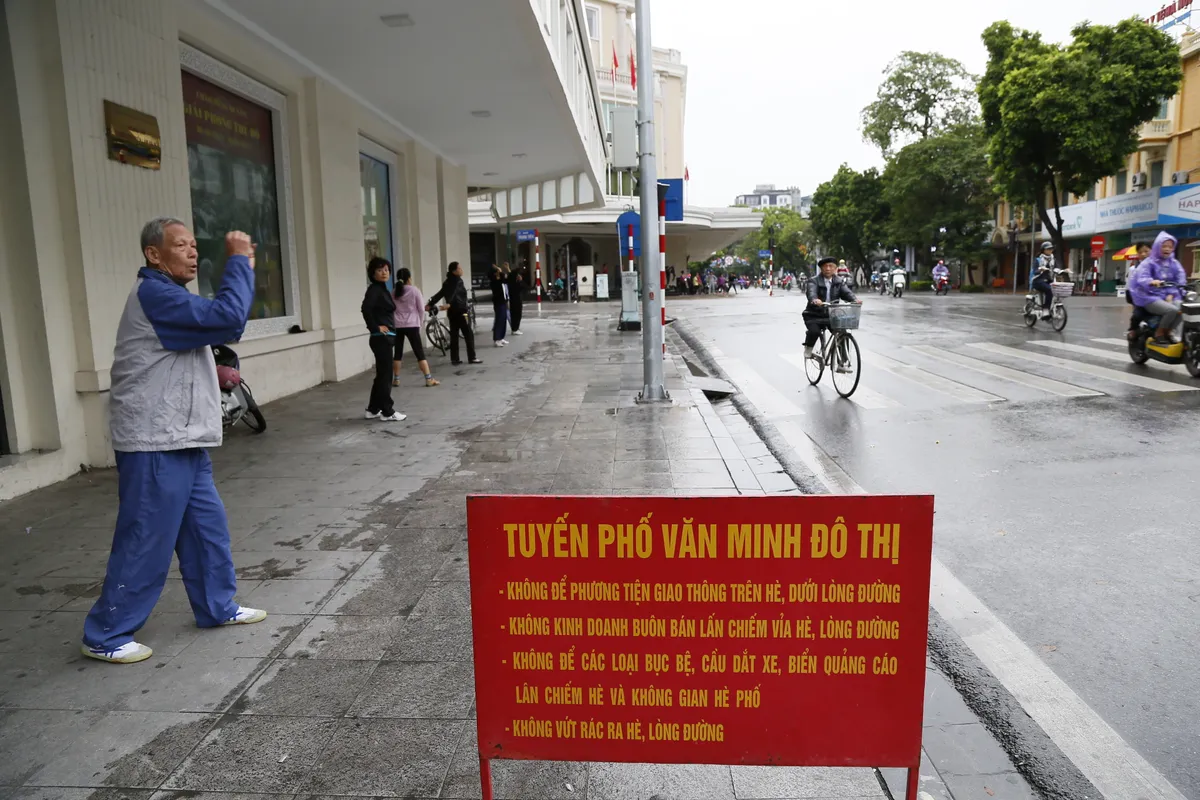 Cho thuê vỉa hè: Dung hòa sinh kế và trật tự đô thị - Ảnh 1.