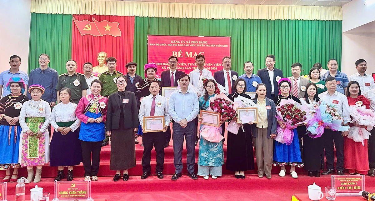 Đảng ủy xã Đồng Văn trao giải, biểu dương các báo cáo viên tham gia Hội thi báo cáo viên giỏi năm 2026.