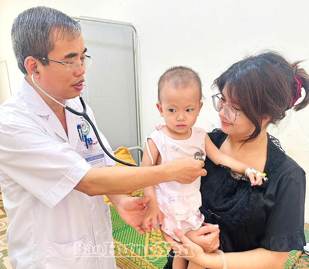 Bệnh nhi điều trị tại Bệnh viện Đa khoa Khoái Châu.