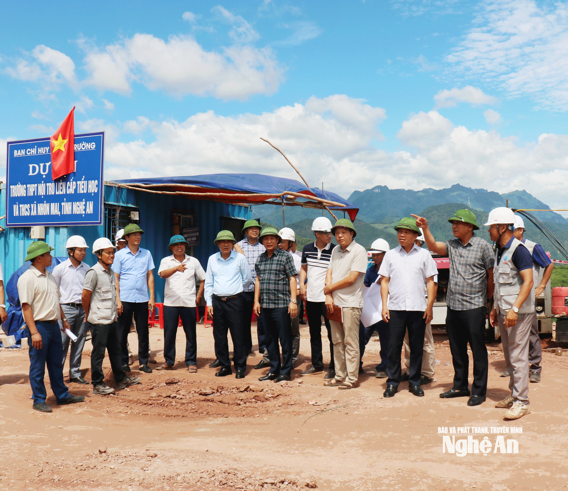Kontrol af byggeriets fremskridt på Nhon Mai Commune Primary and Secondary Kostskole. Foto - Nguyen Nam