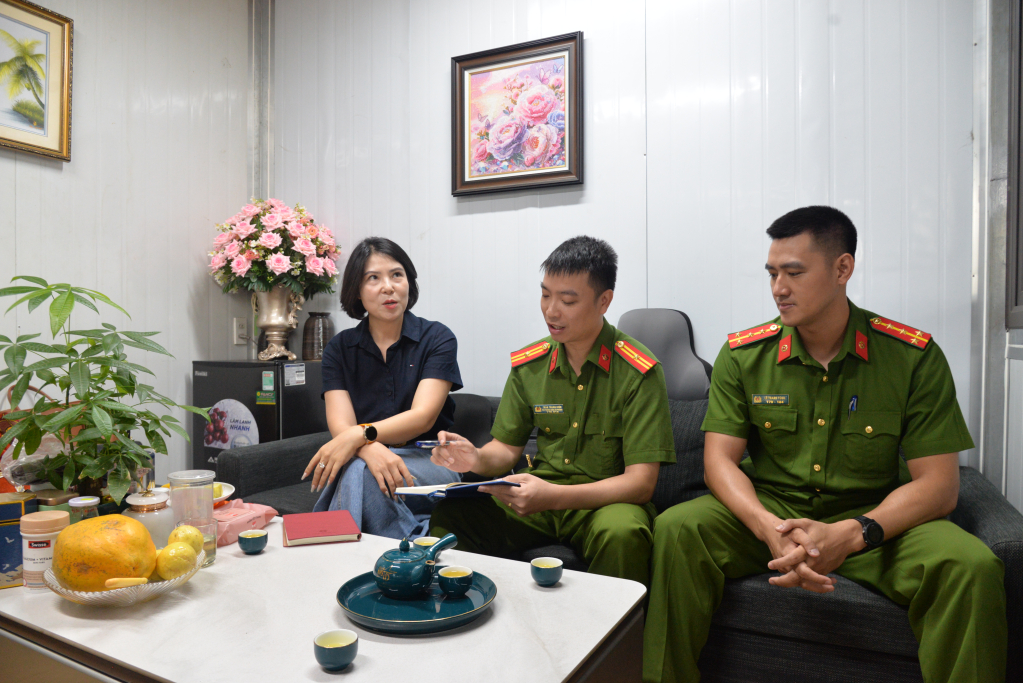 De politie in het district Quang Yen heeft gesprekken gevoerd met bedrijven die werknemers met een strafblad in dienst hebben om informatie te verzamelen.