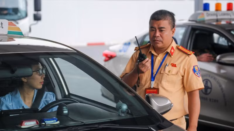 Sát hạch lái xe ô-tô gồm 12 bài.
