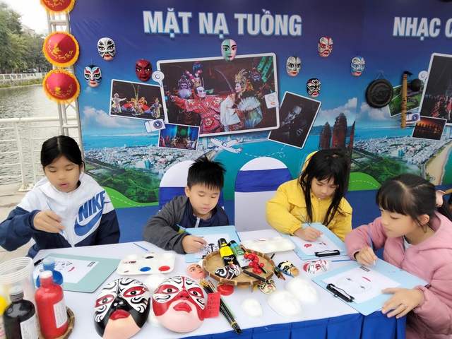 Người lưu thần sắc hát bội trên mặt nạ - Ảnh 3.