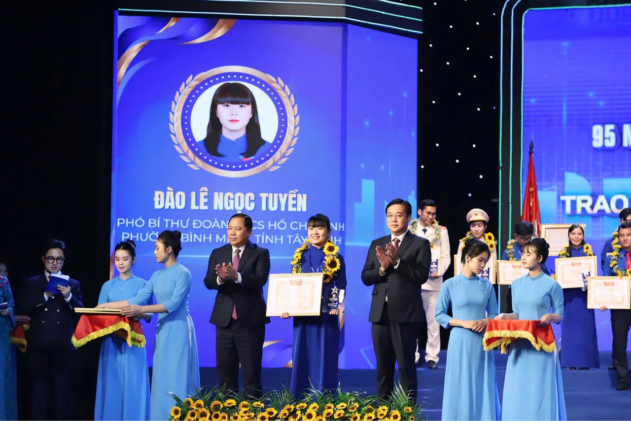 Pada tahun 2025, Dao Le Ngoc Tuyen telah dimasukkan dalam senarai 100 perwakilan yang menerima Anugerah Ly Tu Trong dan merupakan salah seorang daripada empat perwakilan dari wilayah Tay Ninh yang menerima anugerah tersebut.