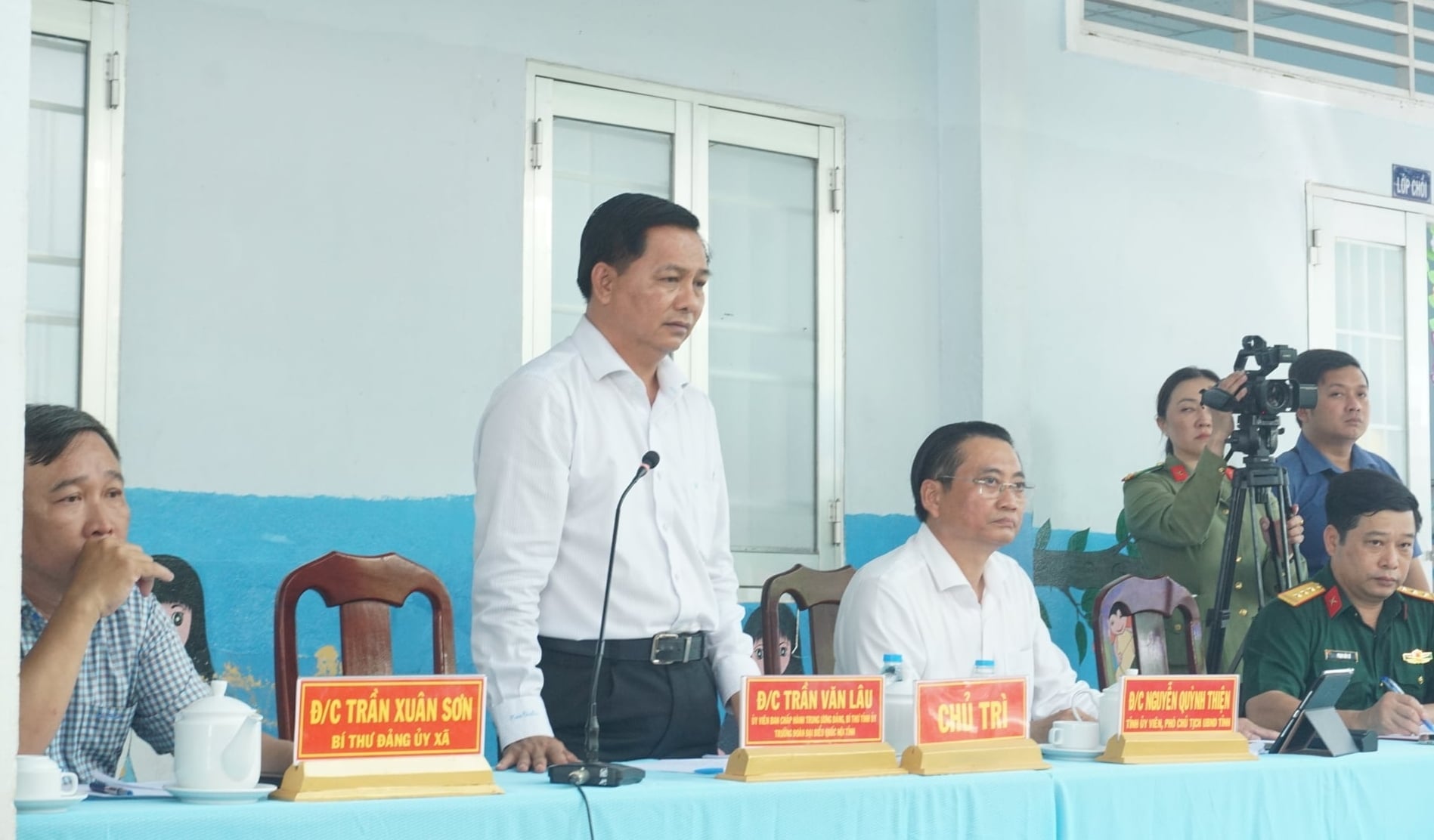 លោក ត្រឹន វ៉ាន់ ឡៅ លេខាធិការគណៈកម្មាធិការបក្សខេត្តវិញឡុង បានចែករំលែកកង្វល់របស់ប្រជាជនក្នុងតំបន់ក្បែរអណ្តូងរ៉ែខ្សាច់ទាំងពីរ។ រូបថត៖ ហូ ថាវ។ Bí thư tỉnh Vĩnh Long Trần Văn Lâu chia sẻ với những lo lắng có người dân tại 2 mỏ cát. Ảnh: Hồ Thảo.