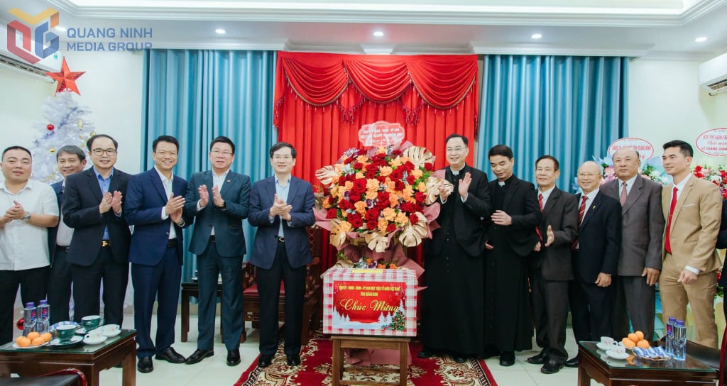 Đồng chí Vũ Quyết Tiến, Phó Bí thư Tỉnh ủy, Chủ tịch Ủy ban MTTQ tỉnh tặng hoa chúc mừng Giáo xứ Hòn Gai nhân dịp Lễ Giáng sinh năm 2025. Ảnh: Trúc Linh