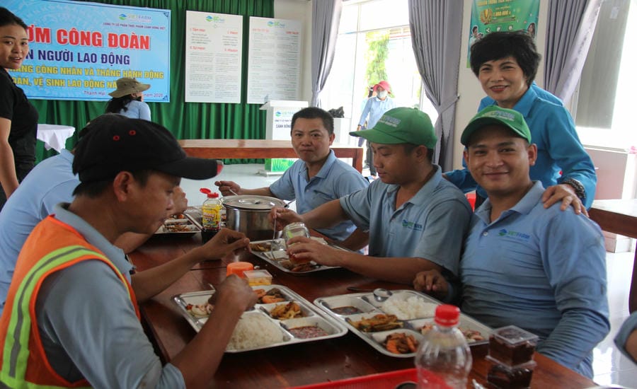 Ahli-ahli Kesatuan Sekerja Syarikat Saham Bersama Makanan Canh Dong Viet berkumpul untuk makan bersama Kesatuan Sekerja. Foto: Phuong Linh