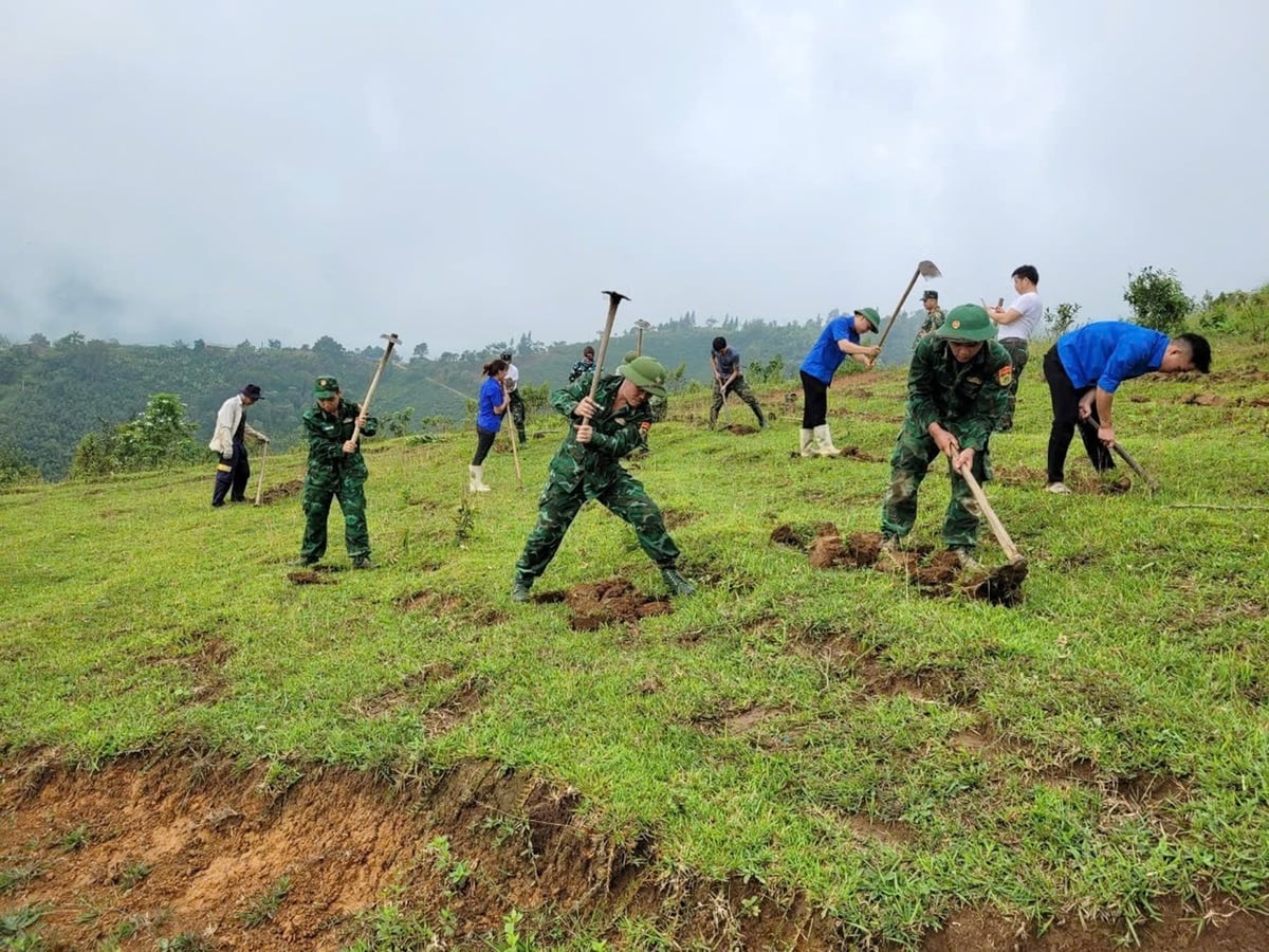 Cán bộ, chiến sĩ Đồn biên phòng A Mú Sung giúp dân làm nông nghiệp, phát triển kinh tế, cải thiện cuộc sống vươn lên thoát nghèo. Ảnh: Minh Quân.