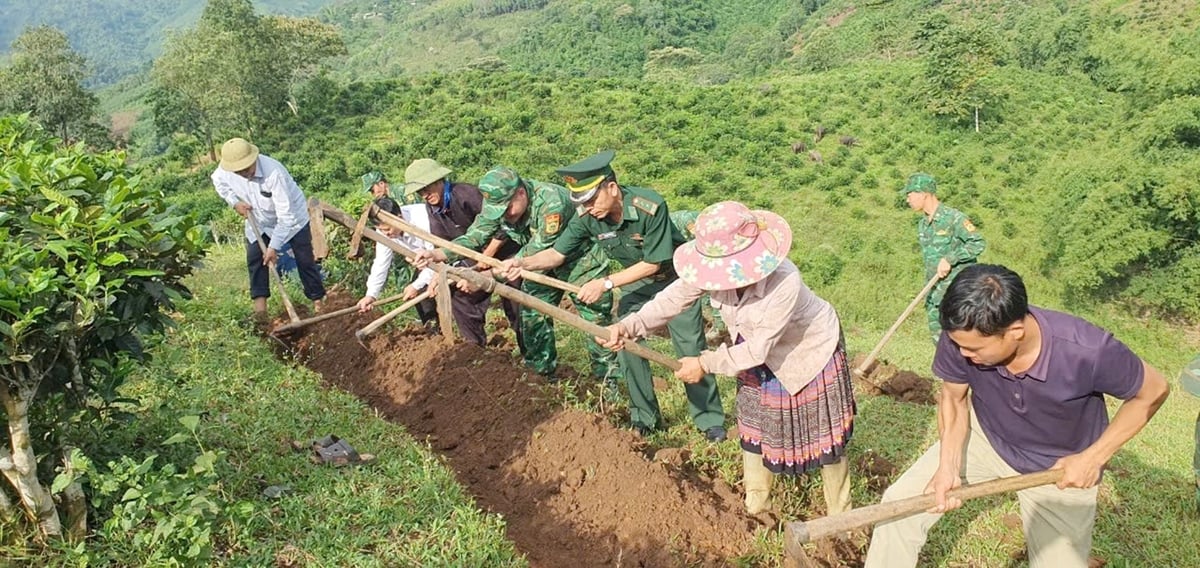Từ những hành động giản dị nhưng đầy ý nghĩa, cán bộ, chiến sĩ biên phòng A Mú Sung đã trở thành điểm tựa vững chắc của đồng bào vùng biên, làm sáng đẹp thêm truyền thống đoàn kết quân dân. Ảnh: Minh Quân.