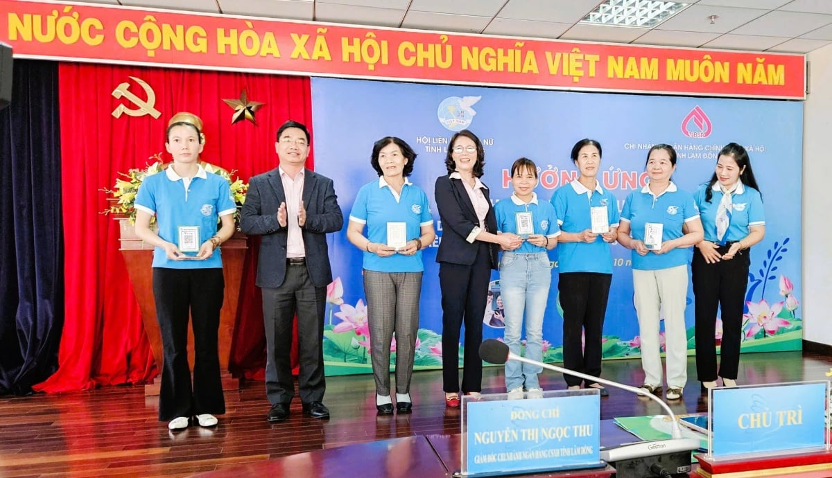 NHCSXH chi nhánh tỉnh Lâm Đồng phối hợp với các tổ chức nhận ủy thác triển khai thanh toán không dùng tiền mặt trên ứng dụng ngân hàng điện tử VBSP SmartBanking. NHCSXH chi nhánh tỉnh Lâm Đồng phối hợp với các tổ chức nhận ủy thác triển khai thanh toán không dùng tiền mặt trên ứng dụng ngân hàng điện tử VBSP SmartBanking.