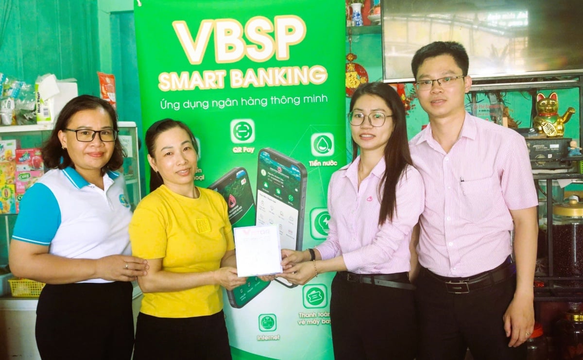 Hiện, có khoảng 50% số khách hàng vay vốn NHCSXH chi nhánh Lâm Đồng đã mở dịch vụ VBSP SmartBanking. Hiện, có khoảng 50% số khách hàng vay vốn NHCSXH chi nhánh Lâm Đồng đã mở dịch vụ VBSP SmartBanking.