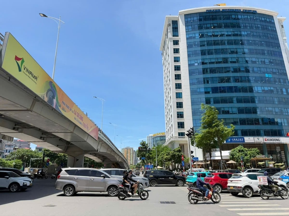 For the Van Cao - Hoa Lac urban railway line No. 5, the project currently has only one option remaining, involving Daeha Joint Stock Company. Photo: Mai Dan. Đối với tuyến đường sắt đô thị số 5 Văn Cao - Hòa Lạc, dự án hiện chỉ còn 1 phương án liên quan đến Công ty cổ phần Daeha. Ảnh: Mai Đan.