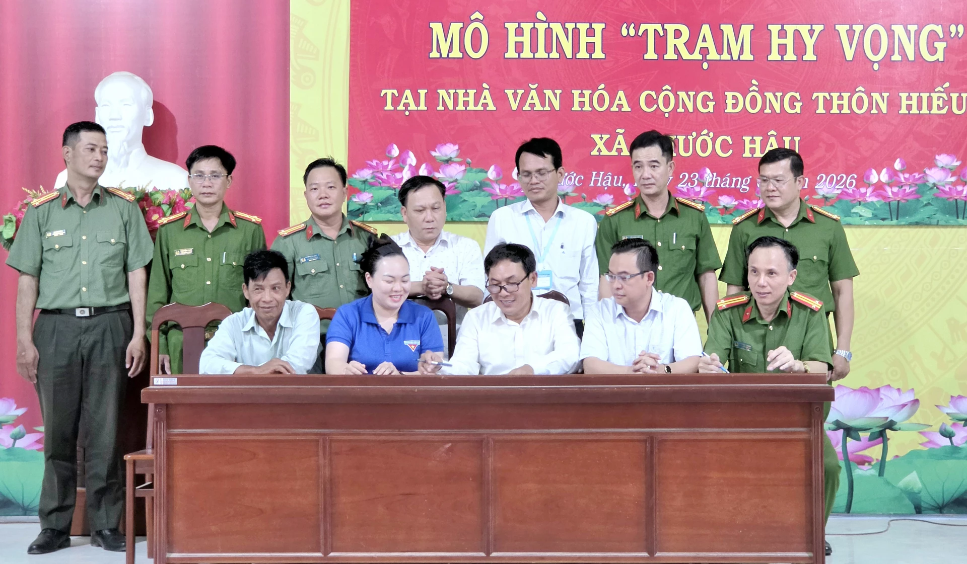 Các đơn vị ký kết phối hợp triển khai mô hình “Trạm hy vọng” tại Nhà văn hóa cộng đồng thôn Hiếu Lễ, xã Phước Hậu.