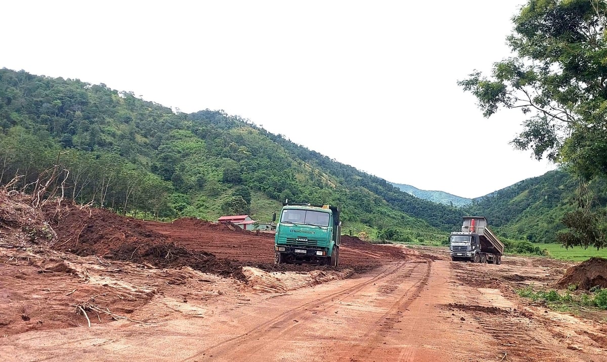 Der Bau des Wasserreservoirs Ia Prat wird beschleunigt, um die termingerechte Fertigstellung zu gewährleisten. Foto: Dang Lam. Khẩn trương thi công công trình dự án hồ chứa nước Ia Prat, đảm bảo hoàn thành đúng tiến độ. Ảnh: Đăng Lâm.