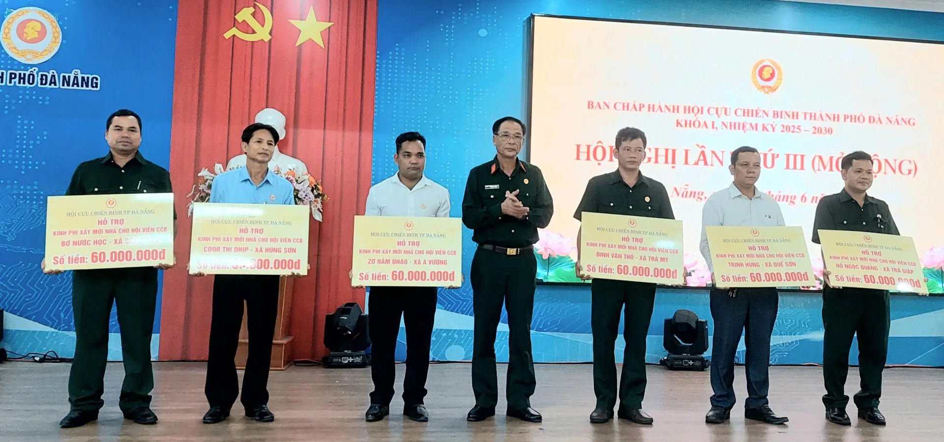 dai-ta-truong-chi-lang-chu-tich-hoi-ccbtp-da-nang-trao-tien-ho-tro-xay-moi-nha-o-cho-ccb-co-hoan-canh-kho-khan