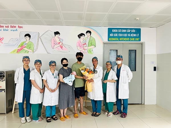 Da Nang Kadın Doğum ve Çocuk Hastanesi Yenidoğan, Acil Servis, Yoğun Bakım ve Patoloji Bölümü'nün tüm ekibi, Bay ve Bayan Chen'in mutluluğunu paylaşıyor. Tập thể khoa Sơ sinh - Cấp cứu - Hồi sức tích cực và bệnh lý - Bệnh viện Phụ sản - Nhi Đà Nẵng chia vui cùng vợ chồng anh Chen.