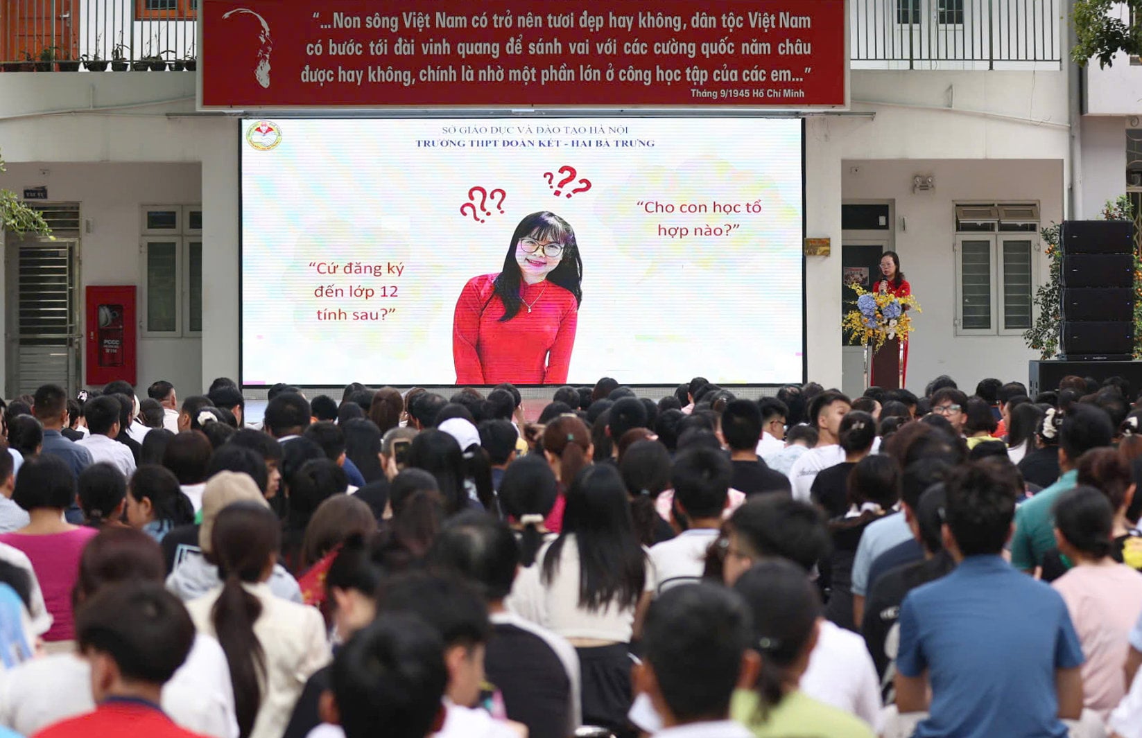 Tu-van-lua-chon-to-hop-mon-hoc-lop-10-cho-phu-huynh-hoc-sinh-tai-truong-trung-hoc-pho-thong-doan-ket-hai-ba-trung-phuong-bach-mai-.-anh-dai-thang.jpg