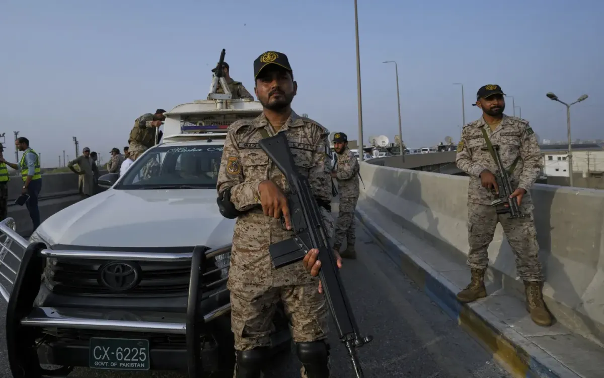 Lực lượng bán quân sự Pakistan canh gác gần cửa khẩu Wagah ngày 24/4/2025. (Ảnh: AP)