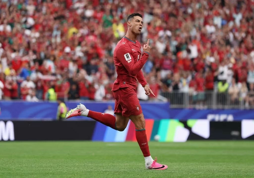 Ronaldo giữ thái độ trung lập khi được hỏi về phong độ của Messi Ronaldo giữ thái độ trung lập khi được hỏi về phong độ của Messi