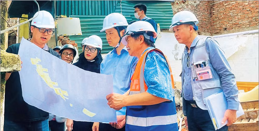 ハノイ市イェンホア区の指導者たちは、2.5環状道路プロジェクトの用地造成工事の実施中に発生する困難の解決を指示し、定期的に現場を視察し、進捗状況を監視している(写真:キム・クエン)。