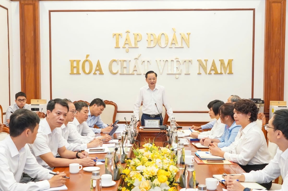 Ο κ. Nguyen Huu Tu, Γενικός Διευθυντής της Vietnam Chemical Corporation (Vinachem), προήδρευσε του συνεδρίου. Φωτογραφία: Vinachem. Ông Nguyễn Hữu Tú - Tổng Giám đốc Tập đoàn Hóa chất Việt Nam (Vinachem) chủ trì hội nghị. Ảnh: Vinachem.