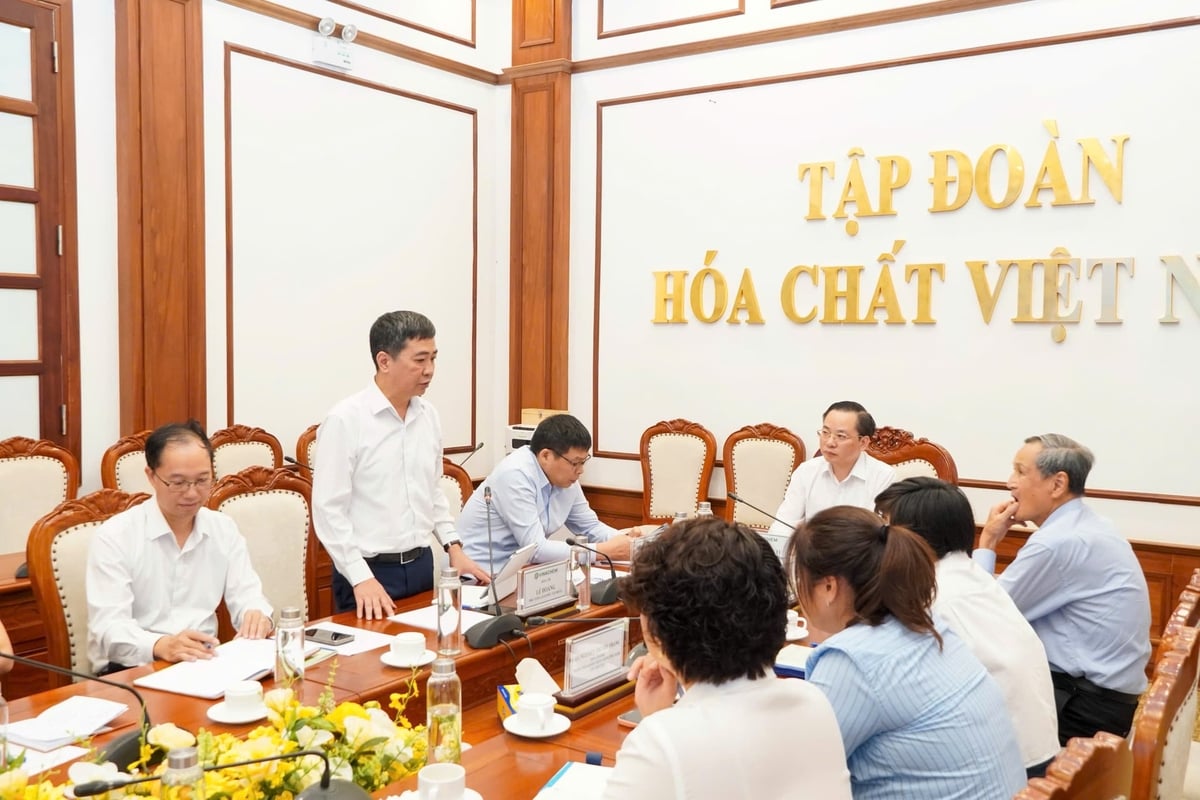 Ο κ. Le Hoang, Αναπληρωτής Γενικός Διευθυντής της Vietnam Chemical Corporation, μιλάει στο συνέδριο. Φωτογραφία: Vinachem. Ông Lê Hoàng - Phó Tổng Giám đốc Tập đoàn Hóa chất Việt Nam phát biểu tại hội nghị. Ảnh: Vinachem.
