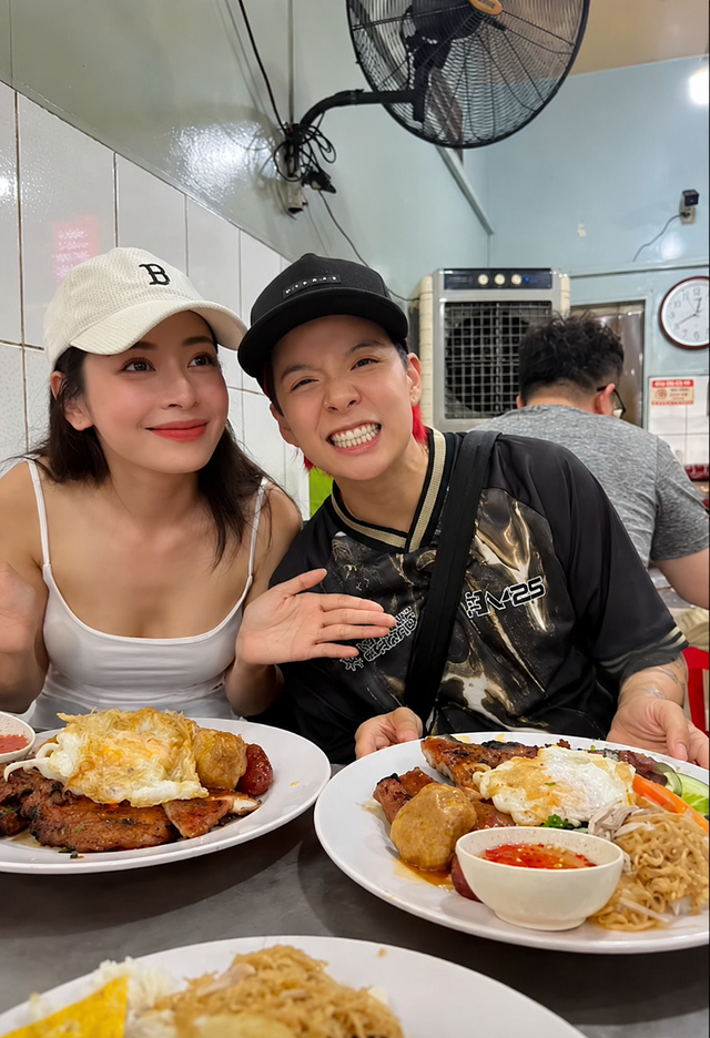Chi Pu dẫn Amber Liu đi ăn cơm tấm, khám phá ẩm thực đường phố Việt - Ảnh 1.