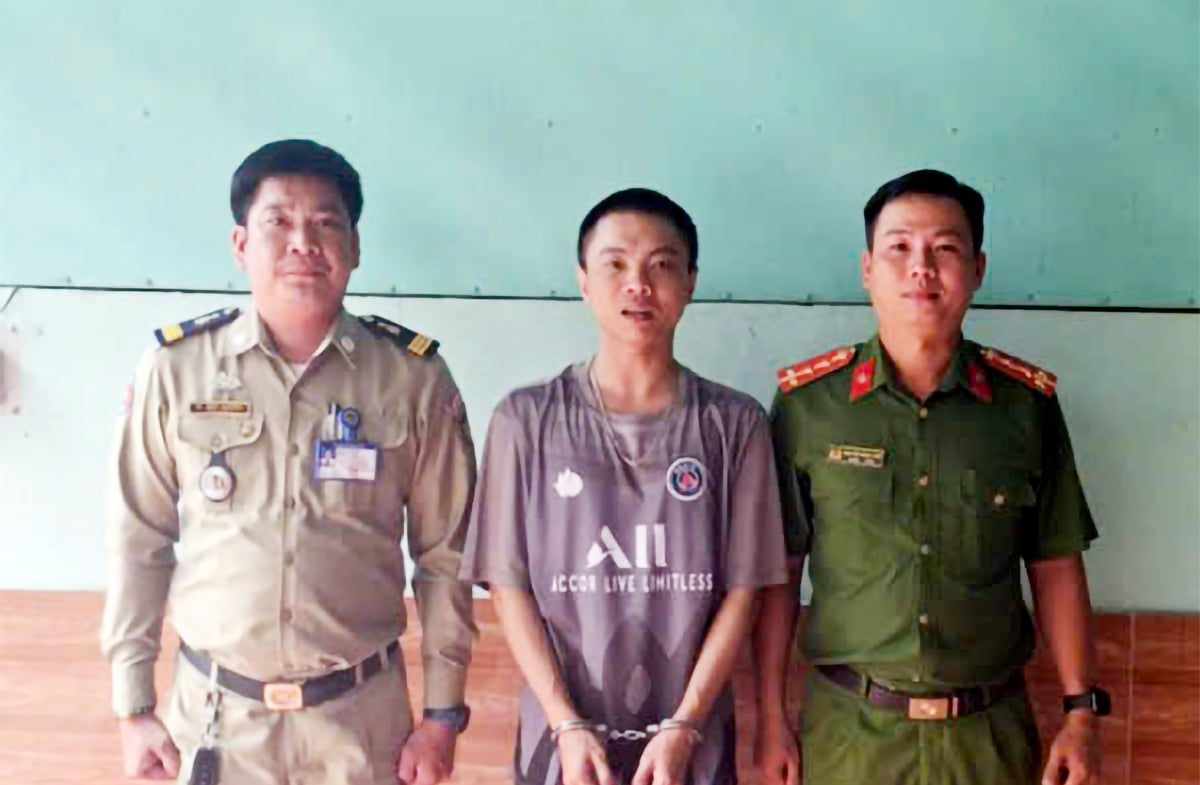 De autoriteiten hebben twee gezochte voortvluchtigen gearresteerd die zich in Cambodja schuilhielden.