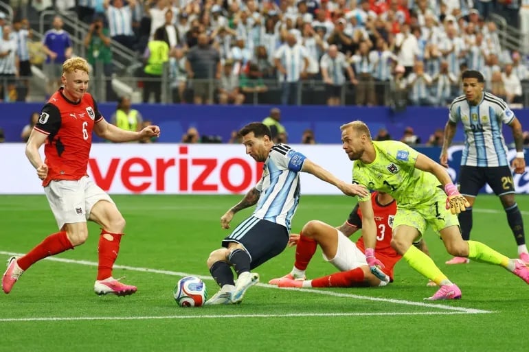 Messi ghi bàn vào lưới Áo, ấn định chiến thắng 2-0 cho Argentina đêm 22/6. Ảnh: Reuters.