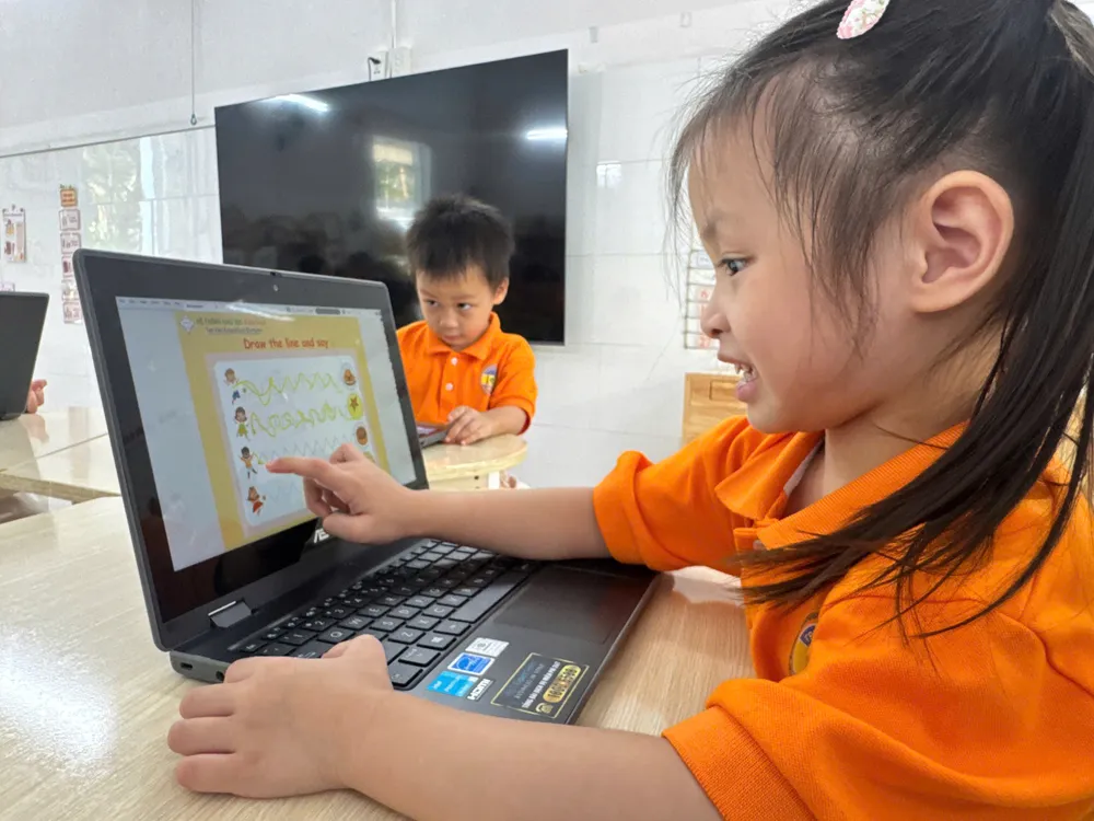 Žáci mateřské školy Hoa Lu (obvod Saigon) se během vyučování účastní aktivit zaměřených na digitální transformaci.