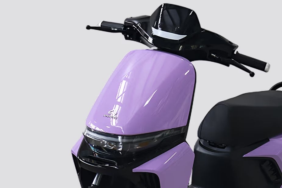 スタイリッシュな電動バイクは、LFPバッテリーと超高精細LCDスクリーン 