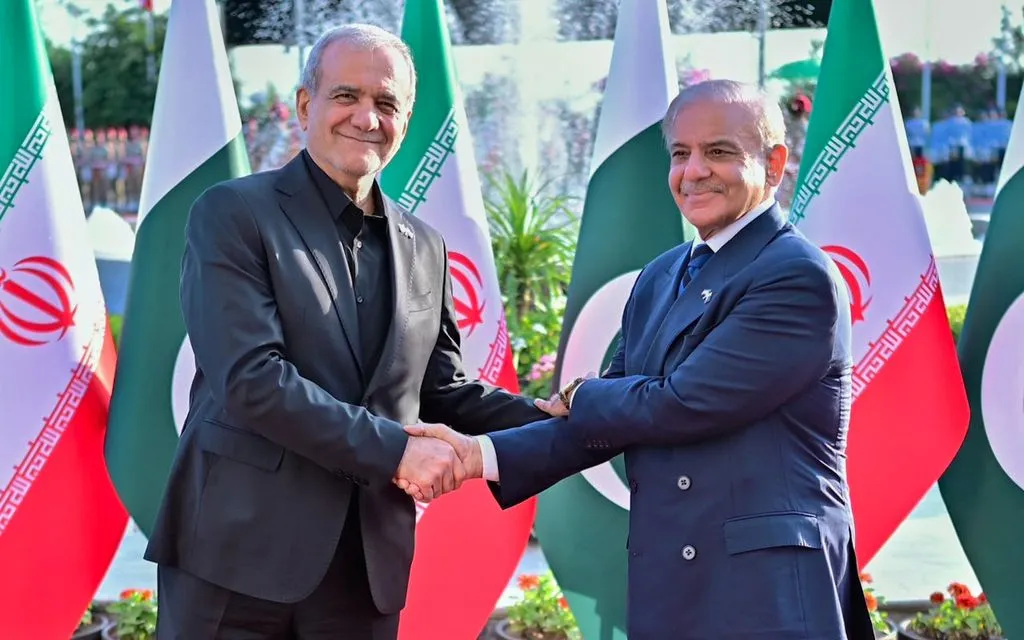Tổng thống Iran (trái) bắt tay Thủ tướng Pakistan trong buổi lễ đón tiếp tại Islamabad, Pakistan, ngày 23/6/2026 (Ảnh: AP)