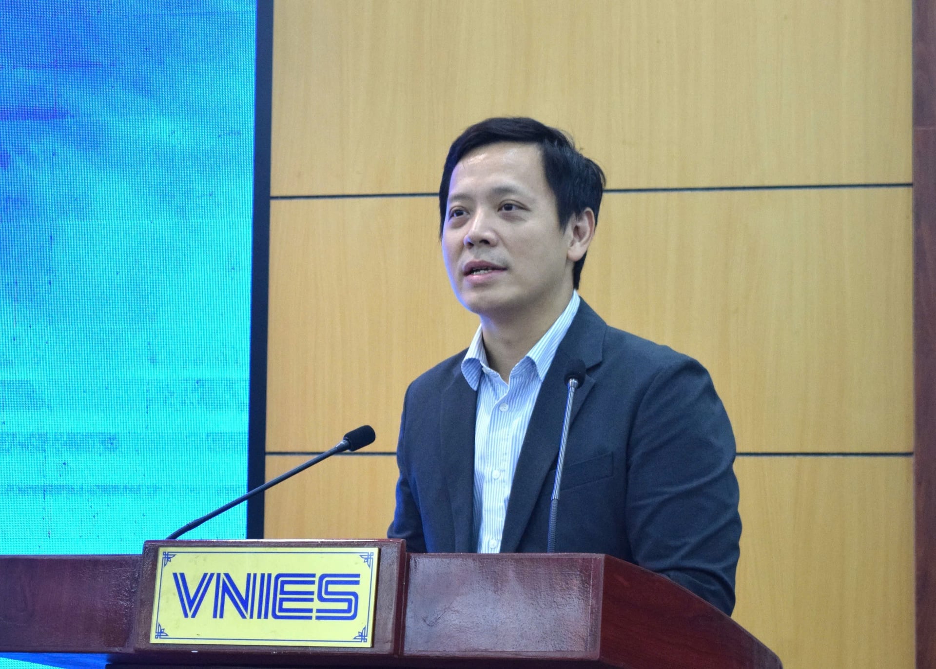 Vietnamin kasvatustieteellisen instituutin johtaja, professori Dr. Le Anh Vinh, uskoo, että hankkeen kohokohta on yhteyden luominen koulujen, yhteisön, biosfäärialueiden ja valtamerten suojeluun osallistuvien sidosryhmien välille. Kuva: Truong Giang. GS.TS Lê Anh Vinh, Viện trưởng Viện Khoa học Giáo dục Việt Nam cho rằng điểm nổi bật của dự án là tạo sự gắn kết giữa nhà trường, cộng đồng, các khu dự trữ sinh quyển và các bên liên quan trong bảo tồn đại dương. Ảnh: Trường Giang.