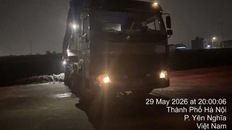 Hình ảnh xe đổ trộm bùn đất, phế thải vào công trường Dự án Vành đai 4 - Vùng Thủ đô do Ban Quản lý dự án đầu tư xây dựng công trình giao thông thành phố Hà Nội chụp được.