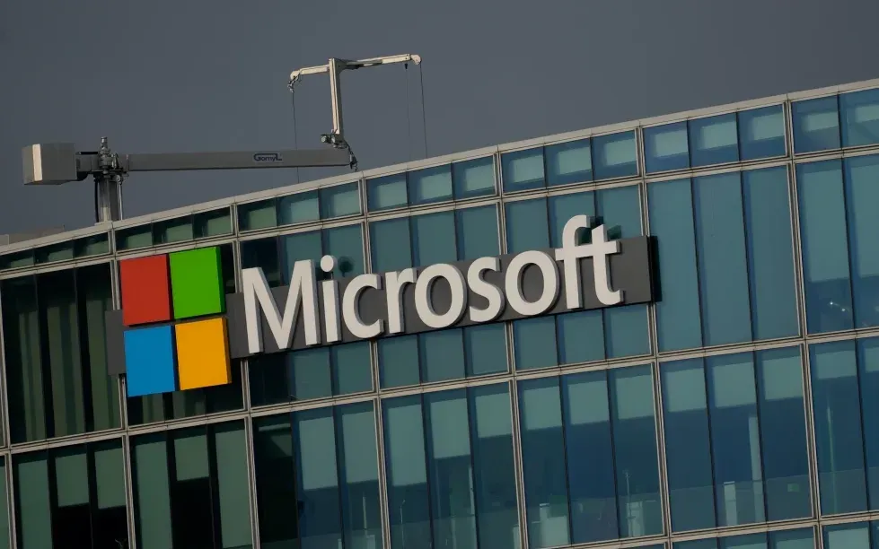 Logo Microsoft tại trụ sở gần Paris ngày 13/5/2024. (Ảnh: AP)