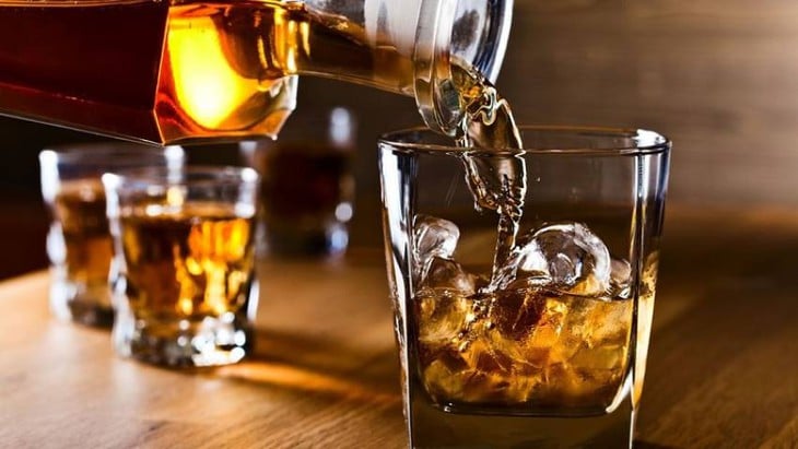 3 loại đồ uống cần tránh khi dùng dầu cá - Ảnh 1.