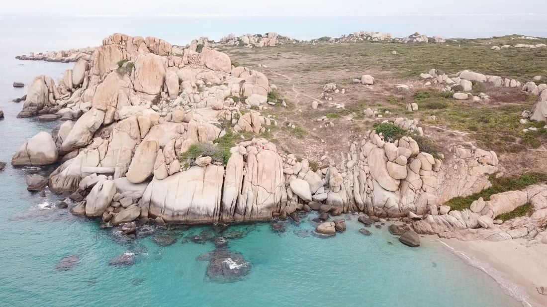 Gallery - Escape the city and head to Hon Cau, where you can touch a green paradise amidst the sea and sky. - image 4