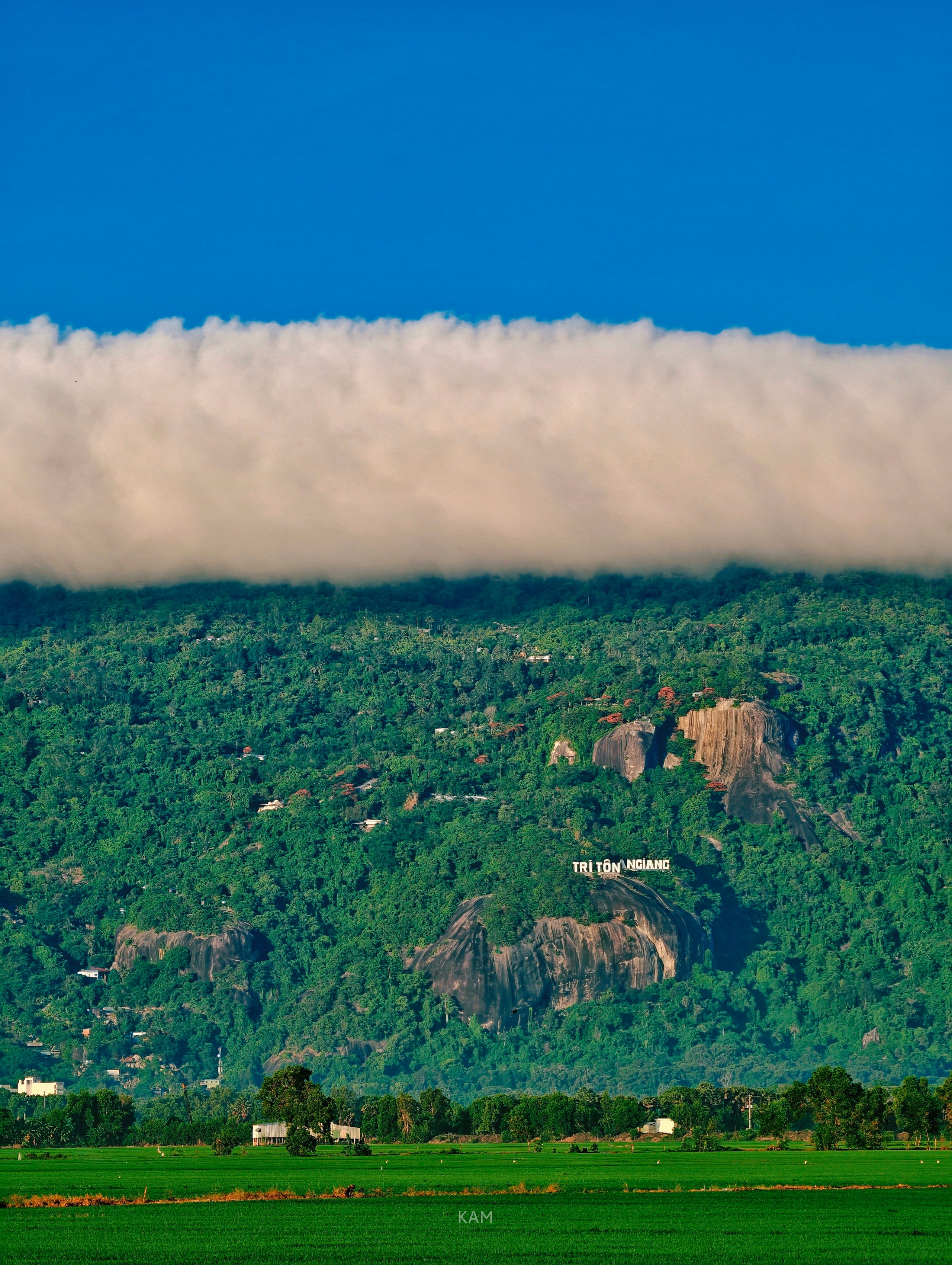 Gallery - White clouds "dress up" Co To mountain, signaling the most beautiful cloud-hunting season in the Bay Nui region. - image 6