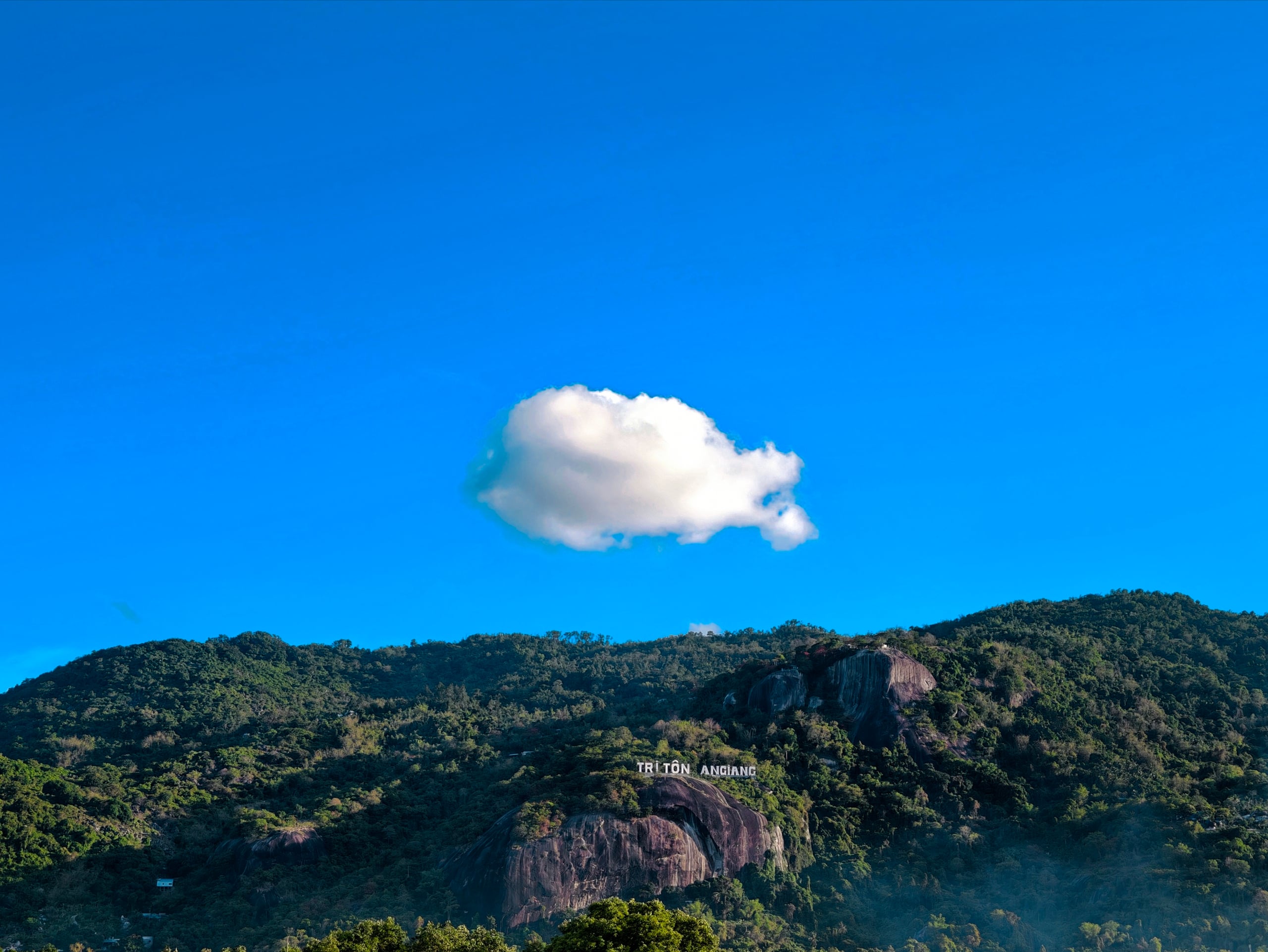 Gallery - White clouds "dress up" Co To mountain, signaling the most beautiful cloud-hunting season in the Bay Nui region. - image 9