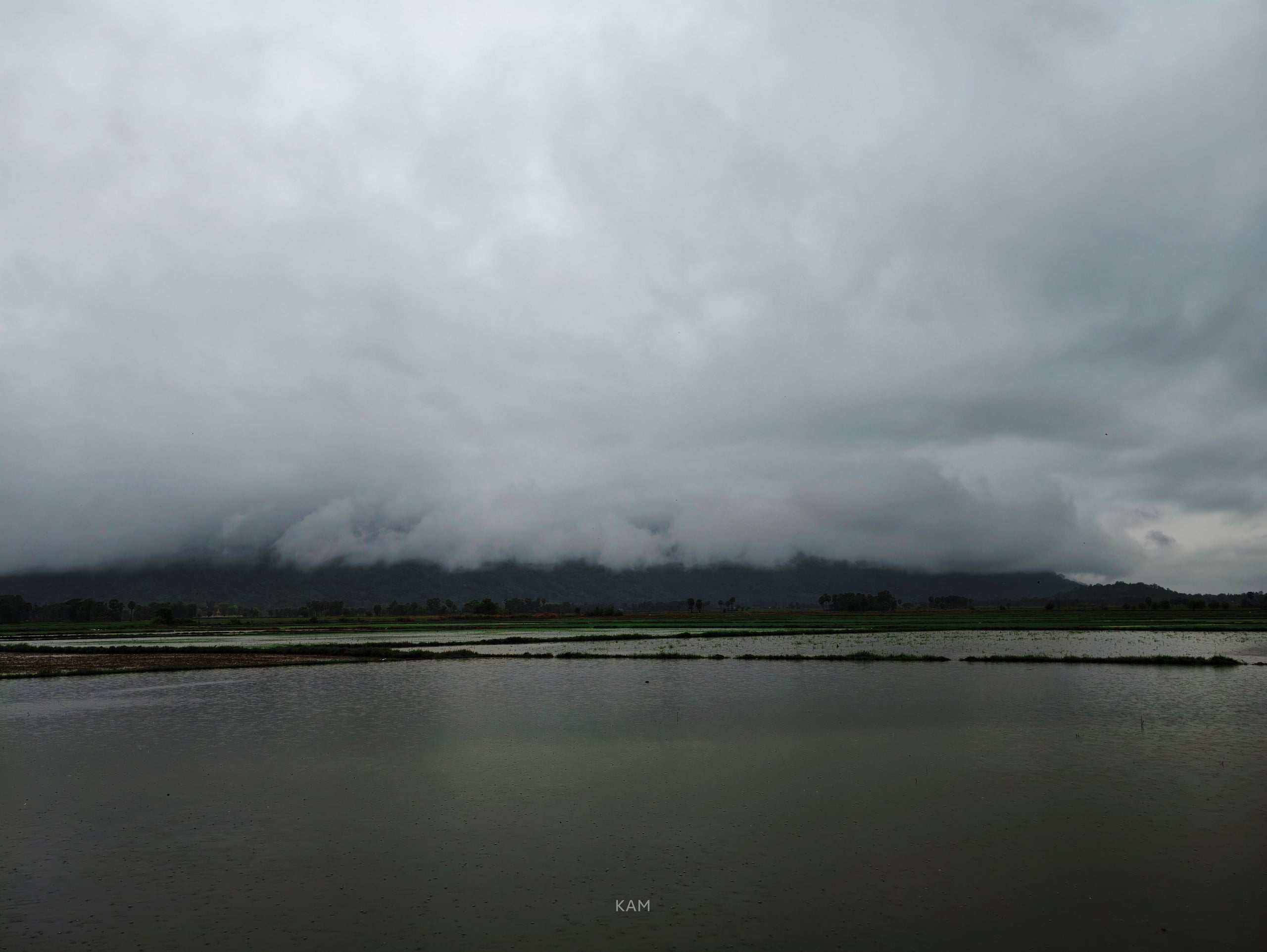 Gallery - White clouds "dress up" Co To mountain, signaling the most beautiful cloud-hunting season in the Bay Nui region. - image 10