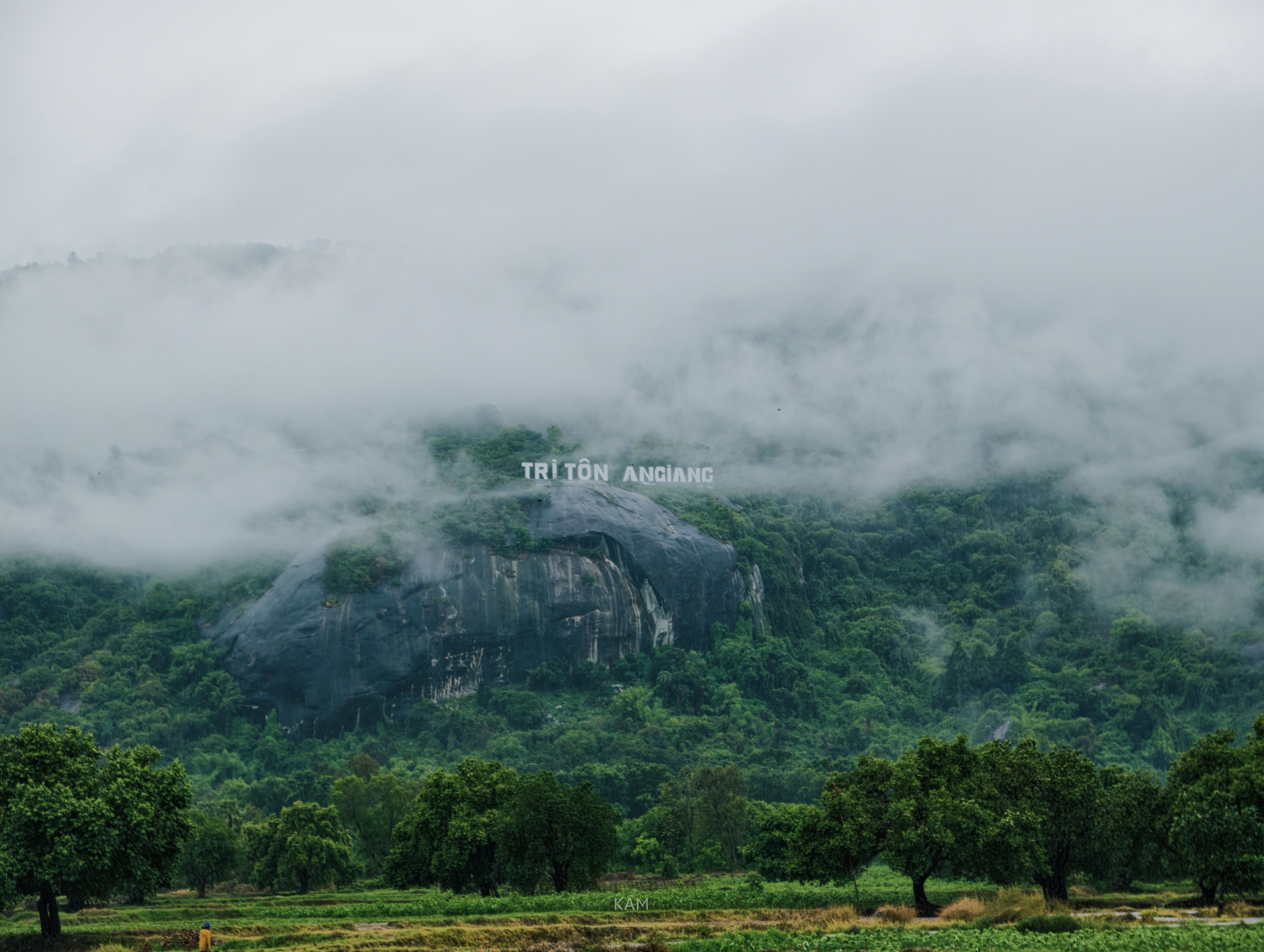 Gallery - White clouds "dress up" Co To mountain, signaling the most beautiful cloud-hunting season in the Bay Nui region. - image 11